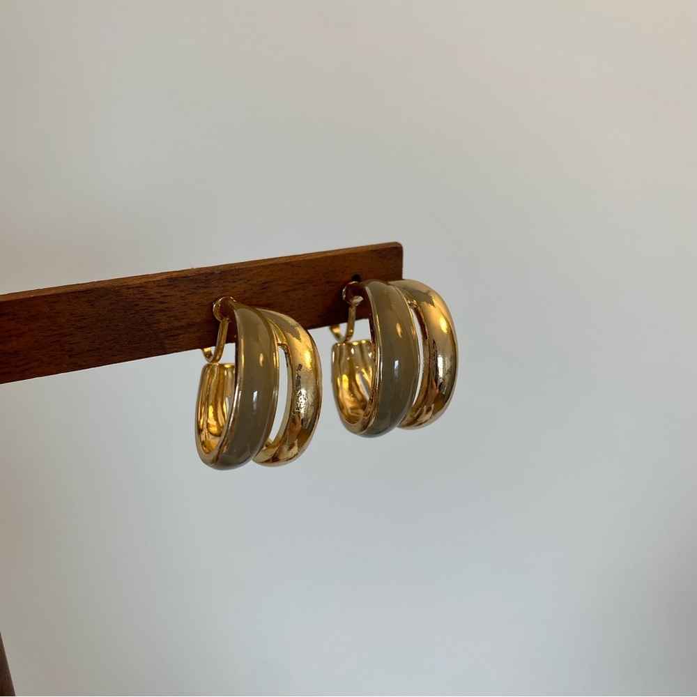 【CLIP ON】 Gold Taupe Grey Enameled Double Hoop Screw Back Earrings